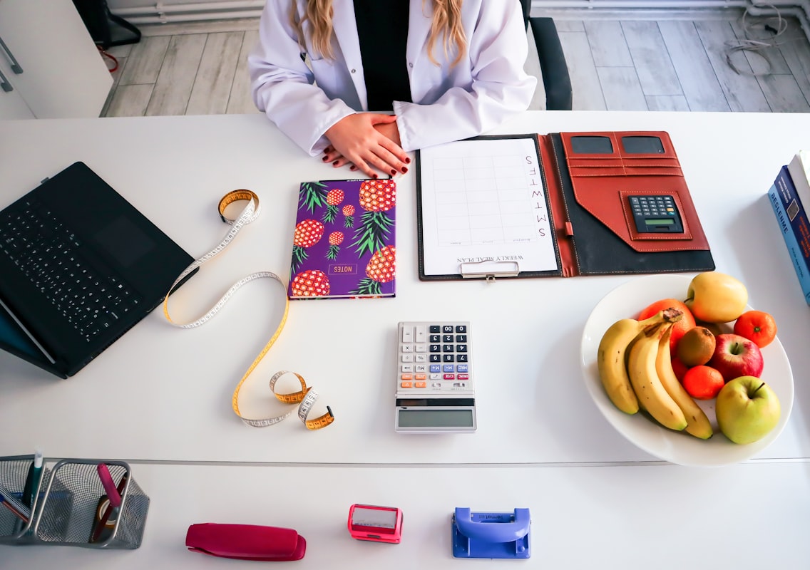 Nutrition expert providing dietary guidance