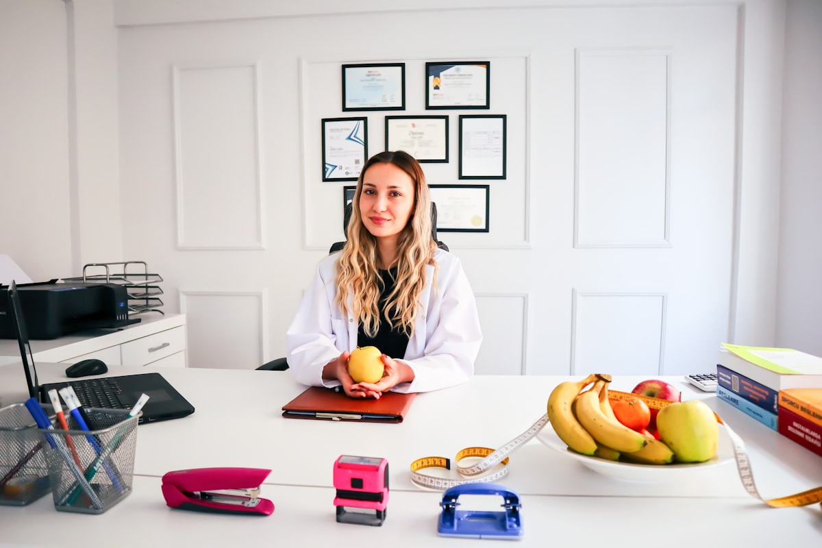 Nutrition expert consulting with client